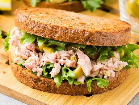 Салата с риба тон за сандвичи - снимка на рецептата
